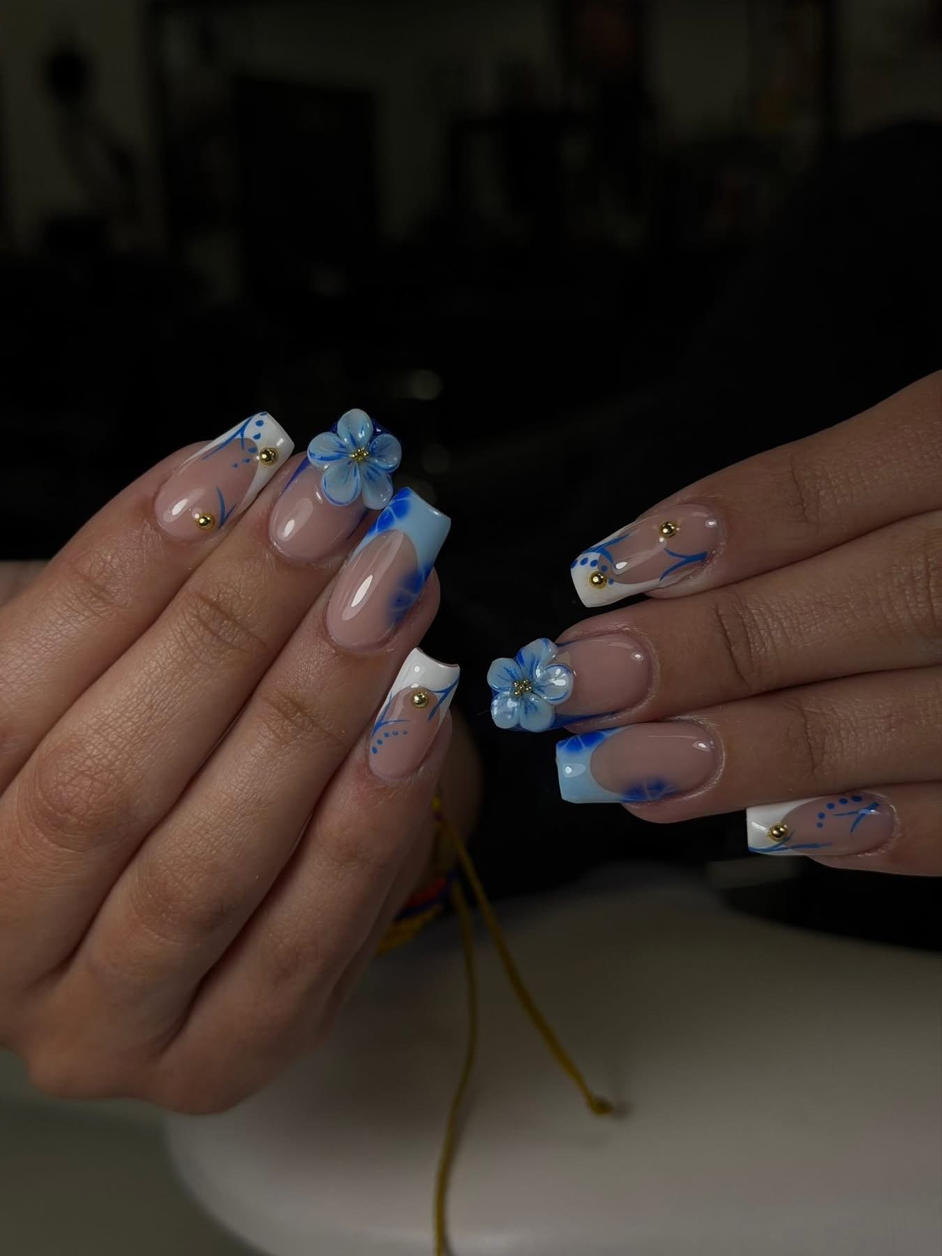 Uñas azules con diseño floral